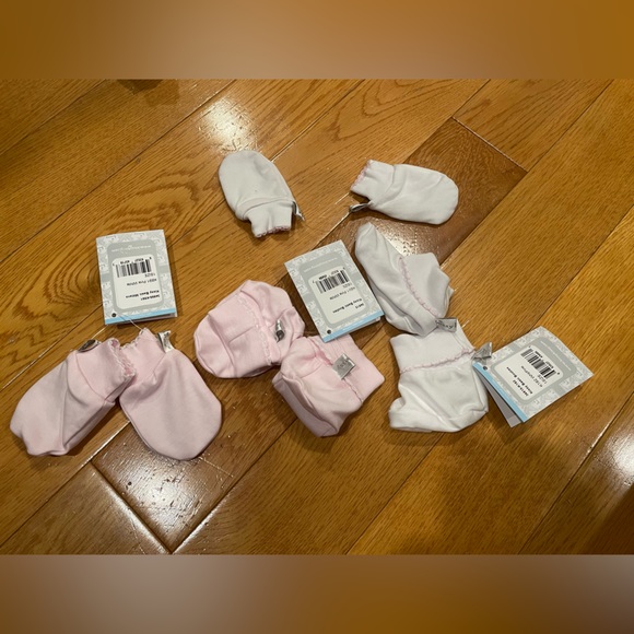 Kissy kissy, pink mittens, white mittens, pink bookies and white booties - Picture 1 of 1